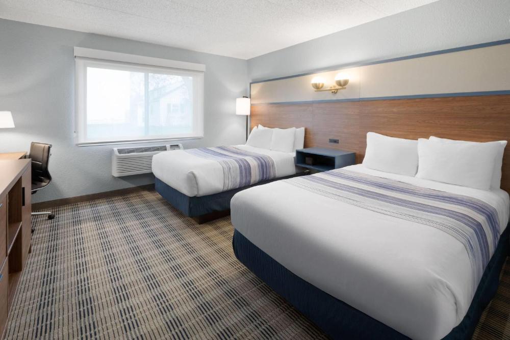 Double Room with Two Double Beds and Roll-in Shower - Mobility Access/Non-Smoking interior
